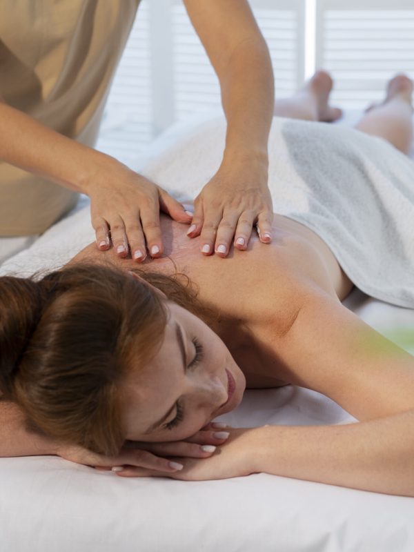 frau-verbringt-zeit-im-spa-und-bekommt-eine-peeling-massage